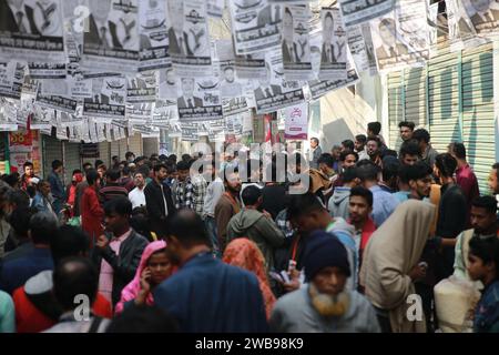 Les gens se rassemblent devant un bureau de vote dans la capitale, Donia Shaheed Abdullah Molla High School, Dhaka, Bangladesh, le 07 janvier 2024 Banque D'Images