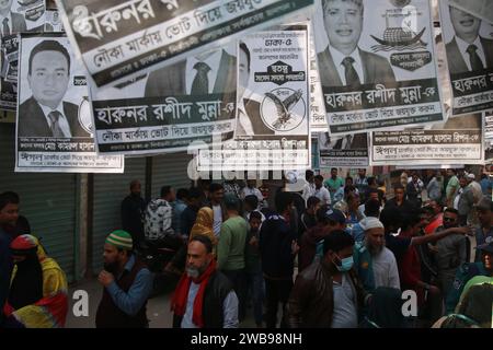 Les gens se rassemblent devant un bureau de vote dans la capitale, Donia Shaheed Abdullah Molla High School, Dhaka, Bangladesh, le 07 janvier 2024 Banque D'Images