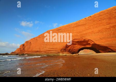 Maroc nature. Arche de roche sédimentaire naturelle et plage de sable à Legzira, près de Sidi Ifni, Maroc. Banque D'Images