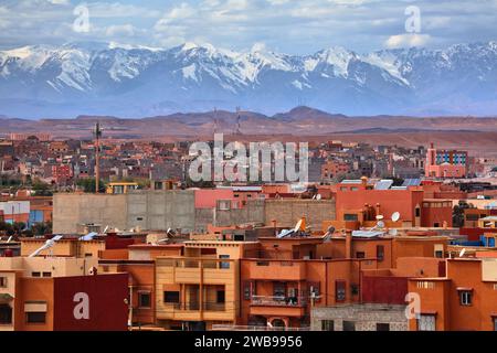 Ouarzazate ville au Maroc (également orthographié Warzazat). Horizon de la ville avec quartier résidentiel et montagnes de l'Atlas en arrière-plan. Banque D'Images