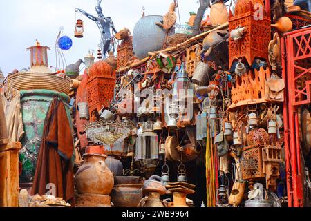 Marché de rue Ouarzazate produits anciens et artisanaux au Maroc. Marché aux puces marocain souk. Banque D'Images