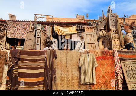 Marché de rue Warzazat produits antiques et artisanaux au Maroc. Souk du marché aux puces marocain. Banque D'Images