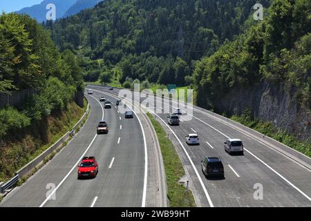 HALLEIN, AUTRICHE - 4 AOÛT 2022 : autoroute (Autobahn) près de Hallein dans l'état de Salzbourg en Autriche. Virage incliné avec surface en béton. Banque D'Images