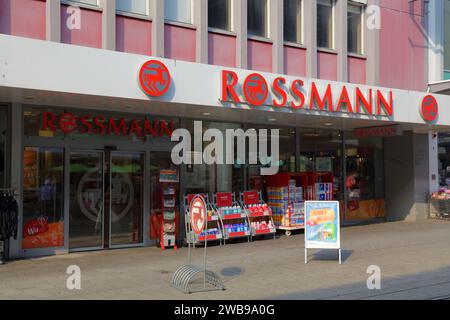 WITTEN, ALLEMAGNE - 16 SEPTEMBRE 2020 : magasin de beauté Rossmann dans le centre-ville de Witten, Allemagne. La chaîne de magasins Rossmann est spécialisée dans les cosmétiques, parfums et bea Banque D'Images