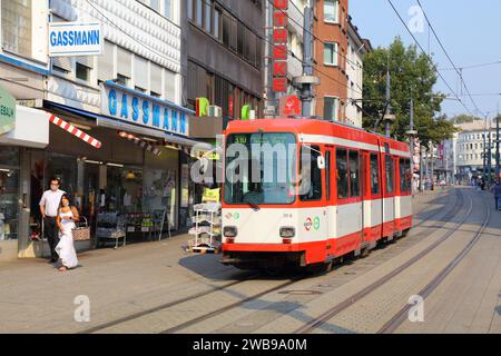 WITTEN, ALLEMAGNE - 16 SEPTEMBRE 2020 : les gens sont en tram dans le centre-ville de Witten, en Allemagne.Witten est une grande ville de la Rhénanie-du-Nord-Westphalie. Banque D'Images