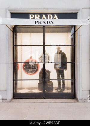 France, Paris, 09 janvier 2024 - Boutique Prada. Vitrine de maison de mode Banque D'Images