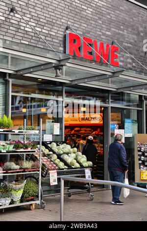 GELSENKIRCHEN, ALLEMAGNE - 17 SEPTEMBRE 2020 : supermarché Rewe à Gelsenkirchen, Allemagne. Rewe est une chaîne de supermarchés allemande. Banque D'Images