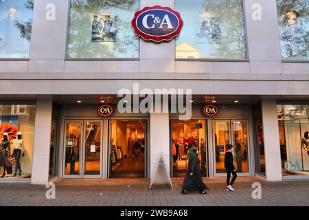 HERNE, ALLEMAGNE - 17 SEPTEMBRE 2020 : magasin de vêtements de marque C&A dans le centre-ville de Herne, Allemagne. Seule la marque appartient au groupe bestseller. Banque D'Images