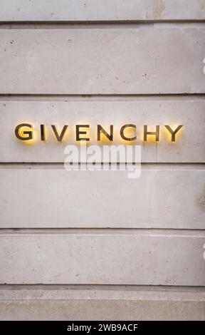 France, Paris, 09 janvier 2024 - Société Givenchy. Magasin de luxe à Paris, Banque D'Images