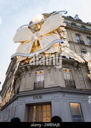 France, Paris, 09 janvier 2024 - Boutique Christian Dior à Paris, décorée pour Noël Banque D'Images