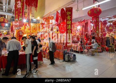 Les affaires à Chinatown affichent déjà leurs produits de décoration sur le thème du nouvel an chinois à la vente, Singapour. 2024 Banque D'Images