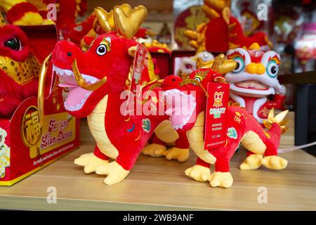 Le thème du zodiaque du nouvel an chinois Dragon style plushie sur l'affichage pour racheter pour la décoration de la maison et du bureau pour l'abondance de bonne chance, Singapour. 2024. Banque D'Images