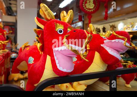 Le thème du zodiaque du nouvel an chinois Dragon style plushie sur l'affichage pour racheter pour la décoration de la maison et du bureau pour l'abondance de bonne chance, Singapour. 2024. Banque D'Images