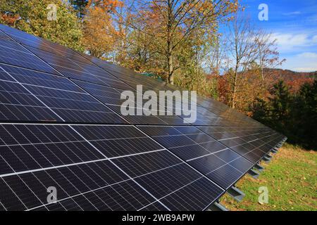 Panneaux solaires montés sur cadre à côté d'un pavillon de montagne isolé en Pologne. Production d'énergie photovoltaïque dans les montagnes Beskidy en Pologne. Banque D'Images