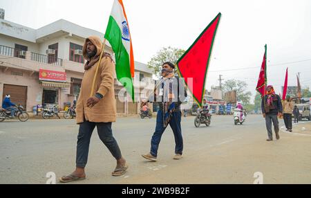 Beawar, Rajasthan, Inde. 9 janvier 2023. Les dévots musulmans indiens portant des drapeaux religieux lorsqu'ils arrivent à la fête annuelle d'Urs au sanctuaire de saint Soufi Moinuddin Chishti, à Beawar. Des milliers de dévots soufis de différentes parties de l'Inde se rendent au sanctuaire pour le festival annuel, marquant l'anniversaire de la mort du saint soufi. (Image de crédit : © Sumit Saraswat/Pacific Press via ZUMA Press Wire) USAGE ÉDITORIAL SEULEMENT! Non destiné à UN USAGE commercial ! Banque D'Images