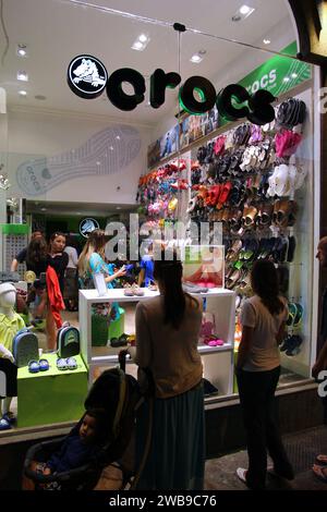 BUZIOS, BRÉSIL - 16 OCTOBRE 2014 : magasin de chaussures de marque Crocs à Buzios, état de Rio de Janeiro au Brésil. Banque D'Images