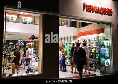 BUZIOS, BRÉSIL - 16 OCTOBRE 2014 : les clients visitent le magasin flip flop de la marque Havaianas à Buzios, dans l'État de Rio de Janeiro au Brésil. Banque D'Images