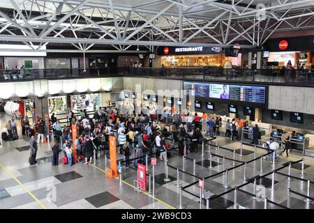 CURITIBA, BRÉSIL - 9 OCTOBRE 2014 : enregistrement des voyageurs à l'aéroport de Curitiba, Brésil. Avec 6,7 millions de passagers en 2013, il était le 11e avion le plus fréquenté Banque D'Images