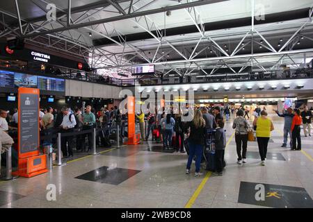 CURITIBA, BRÉSIL - 9 OCTOBRE 2014 : enregistrement des voyageurs à l'aéroport de Curitiba, Brésil. Avec 6,7 millions de passagers en 2013, il était le 11e avion le plus fréquenté Banque D'Images