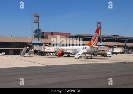 CURITIBA, BRÉSIL - 9 OCTOBRE 2014 : des ouvriers manipulent le Boeing 737-800 de Gol Airline à l'aéroport de Curitiba, Brésil. Gol est la 2e plus grande compagnie aérienne brésilienne. Banque D'Images