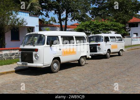 MORRETES, BRÉSIL - 8 OCTOBRE 2014 : fourgonnettes VW transporter classiques utilisées comme autobus scolaires à Morretes, Brésil. Banque D'Images