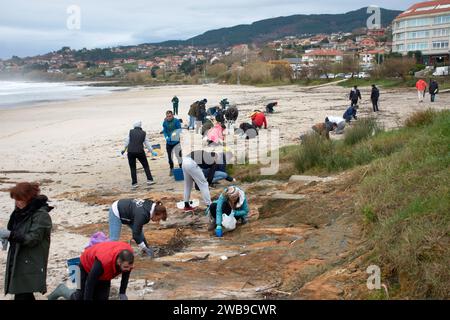 De nombreux bénévoles se sont rendus sur les plages de Galice pour ramasser des granulés de plastique tombés sur un bateau en utilisant des outils de base tels que des entonnoirs, des crépines, Banque D'Images