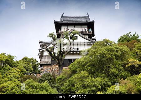 INUYAMA, JAPON - 3 MAI 2012 : visite du château d'Inuyama au Japon. Le château est désigné site historique national et Trésor national du Japon. Banque D'Images