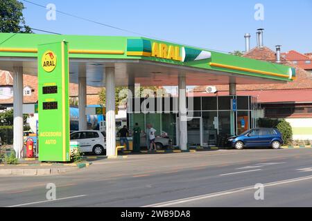 SIBIU, ROUMANIE - 24 AOÛT 2012 : les automobilistes font le plein à la gare d'Aral à Sibiu, Roumanie. Aral gère 2 400 stations à l'échelle internationale. Banque D'Images