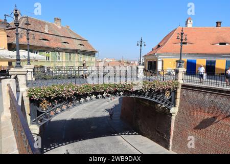 SIBIU, ROUMANIE - 24 AOÛT 2012 : les gens visitent le Pont des mensonges à Sibiu, Roumanie. Sibiu est une destination touristique majeure en Transylvanie. Banque D'Images