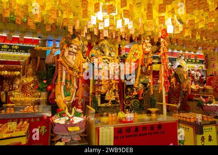 Statues de divinités hindoues et chinoises exposées pour que le public puisse adorer pour des raisons personnelles telles que la richesse, la santé, la sécurité et la paix dans le monde. Banque D'Images