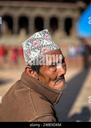 Lalitpur, Bagmati, Népal. 9 janvier 2024. Un homme âgé prend le soleil sur la place Patan Durbar à Lalitpur, au Népal, le 9 janvier 2024. (Image de crédit : © Sunil Sharma/ZUMA Press Wire) USAGE ÉDITORIAL SEULEMENT! Non destiné à UN USAGE commercial ! Banque D'Images