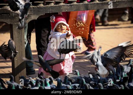 Lalitpur, Bagmati, Népal. 9 janvier 2024. Un petit enfant nourrit des pigeons sur la place Patan Durbar à Lalitpur, au Népal, le 9 janvier 2024. (Image de crédit : © Sunil Sharma/ZUMA Press Wire) USAGE ÉDITORIAL SEULEMENT! Non destiné à UN USAGE commercial ! Banque D'Images