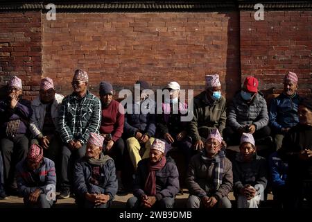 Lalitpur, Bagmati, Népal. 9 janvier 2024. Les personnes âgées se prélassent au soleil sur la place Patan Durbar à Lalitpur, au Népal, le 9 janvier 2024. (Image de crédit : © Sunil Sharma/ZUMA Press Wire) USAGE ÉDITORIAL SEULEMENT! Non destiné à UN USAGE commercial ! Banque D'Images