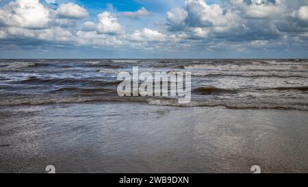 Vagues qui piquent dans la mer Méditerranée et roulent sur une plage de sable à Sousse, Tunisie. Banque D'Images