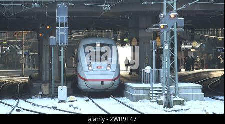 Ein ICE der Deutschen Bahn steht wenige Stunden vor dem am 10. Januar beginnenden Streik der Gewerkschaft Deutscher Lokomotivführer auf einem Gleis im Hauptbahnhof Hamburg. St. Georg Hamburg *** Un train ICE DE la Deutsche Bahn se trouve sur une voie à la gare centrale de Hamburgs St Georg quelques heures avant la grève du syndicat des conducteurs de train allemand, qui a commencé le 10 janvier Banque D'Images