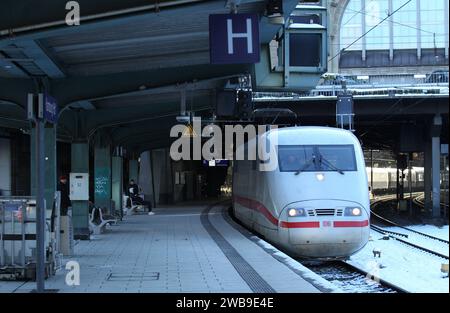 Ein ICE der Deutschen Bahn steht wenige Stunden vor dem am 10. Januar beginnenden Streik der Gewerkschaft Deutscher Lokomotivführer auf einem Gleis im Hauptbahnhof Hamburg. St. Georg Hamburg *** Un train ICE DE la Deutsche Bahn se trouve sur une voie à la gare centrale de Hamburgs St Georg quelques heures avant la grève du syndicat des conducteurs de train allemand, qui a commencé le 10 janvier Banque D'Images