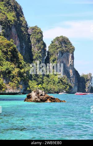 Ko Phi Phi Don Island dans la province de Krabi. La Thaïlande, en Asie du Sud-Est - Thai marine national park paysage. Banque D'Images
