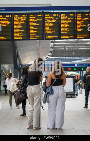 Affichage numérique de la destination sur un hall de gare, London Bridge Station, Londres, Angleterre. Banque D'Images