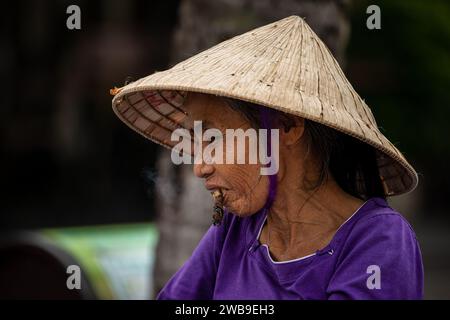 Vieille femme du Vietnam avec chapeau de paille Banque D'Images