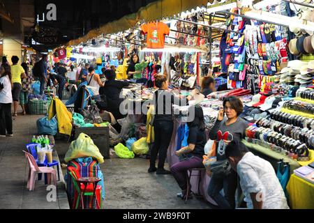 BANGKOK, THAÏLANDE - le 21 décembre 2013 : visite Marché nocturne de Patpong à Bangkok. Est le Patpong le quartier des divertissements de Bangkok. Bangkok est Thail Banque D'Images