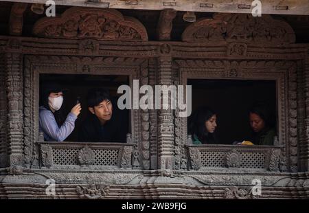 Lalitpur, Bagmati, Népal. 9 janvier 2024. Les touristes nationaux et internationaux regardent une fenêtre traditionnelle sur la place Patan Durbar, un site du patrimoine de l'UNESCO à Lalitpur, au Népal, le 9 janvier 2024. (Image de crédit : © Sunil Sharma/ZUMA Press Wire) USAGE ÉDITORIAL SEULEMENT! Non destiné à UN USAGE commercial ! Banque D'Images