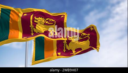 Deux drapeaux nationaux du Sri Lanka brandissant par temps clair. Pays insulaire en Asie du Sud, situé dans l'océan Indien. illustration 3d redner. Tissu ondulé Banque D'Images