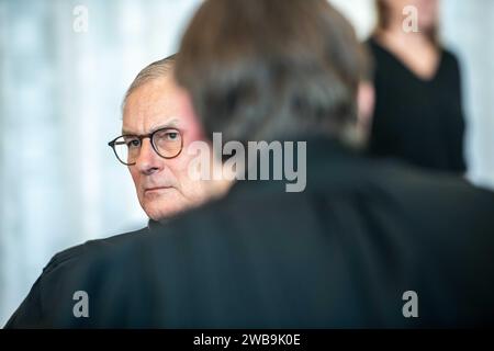 Gand, Belgique. 09 janvier 2024. L'avocat Hans Rieder est photographié au début d'une séance du procès intenté contre l'ancien député Van Langenhove et certains de ses collègues du mouvement flamand d'extrême droite de jeunesse 'Schild en Vriendenn', accusé de racisme et de sexisme, devant le tribunal correctionnel de Gand, mardi 09 janvier 2024. BELGA PHOTO JONAS ROOSENS crédit : Belga News Agency/Alamy Live News Banque D'Images