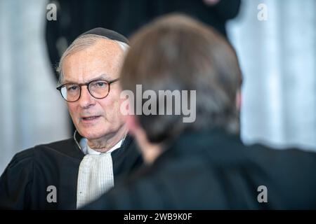 Gand, Belgique. 09 janvier 2024. L'avocat Hans Rieder est photographié au début d'une séance du procès intenté contre l'ancien député Van Langenhove et certains de ses collègues du mouvement flamand d'extrême droite de jeunesse 'Schild en Vriendenn', accusé de racisme et de sexisme, devant le tribunal correctionnel de Gand, mardi 09 janvier 2024. BELGA PHOTO JONAS ROOSENS crédit : Belga News Agency/Alamy Live News Banque D'Images