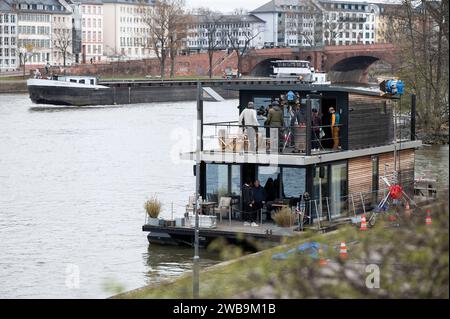 Drehtag der ZDF Serie ein Fall für Zwei 29.03.2023 Frankfurt Drehtag der ZDF Serie ein Fall für Zwei, das Hausboot liegt am Mainufer auf Höhe des Eisernen Stegs vor der Skyline. Francfort Francfort Hesse Allemagne *** Journée de tournage de la série ZDF ein Fall für Zwei 29 03 2023 Francfort Journée de tournage de la série ZDF ein Fall für Zwei, la péniche est située sur les rives du main au niveau de l'Eiserner Steg en face de la Skyline Frankfurt Frankfurt Hessen Allemagne Banque D'Images