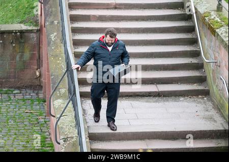 Drehtag der ZDF Serie ein Fall für Zwei 29.03.2023 Frankfurt Drehtag der ZDF Serie ein Fall für Zwei, das Hausboot liegt am Mainufer auf Höhe des Eisernen Stegs vor der Skyline. Im Bild : Schauspieler Antoine Monot mit Laptaop schaut sich nochmal die Textstellen an auf dem Weg zum set. Francfort Francfort Hessen Allemagne *** jour de tournage de la série ZDF Un cas pour deux 29 03 2023 Francfort jour de tournage de la série ZDF Un cas pour deux, la péniche est située sur les rives du main au niveau de la passerelle de fer en face de la Skyline dans l'acteur Antoine Monot avec Laptaop lo Banque D'Images