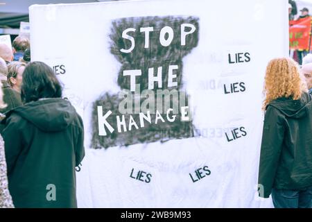 Les manifestants se rassemblent lors d'une manifestation anti-ULEZ autour de Trafalgar Square à Londres. Banque D'Images