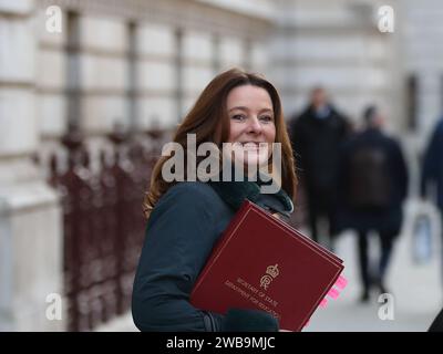 Londres, Royaume-Uni, 9 janvier 2024. Gillian Keegan, secrétaire d'État à l'éducation, quitte Downing Street No 10 après la réunion du Cabinet. Banque D'Images