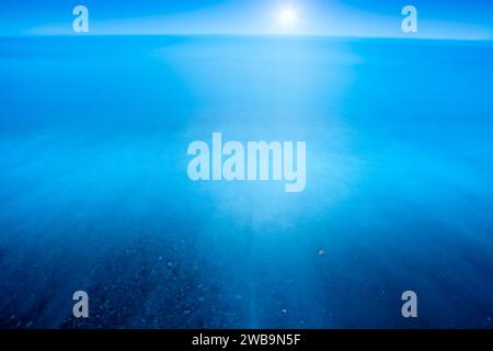 Lever de lune au-dessus de la mer en hiver Banque D'Images