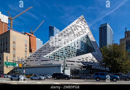 VIA 57 West, une pyramide torsadée étincelante surplombant la rivière Hudson, se nomme elle-même un « gratte-ciel » – un gratte-ciel enroulé autour d’une cour. Banque D'Images